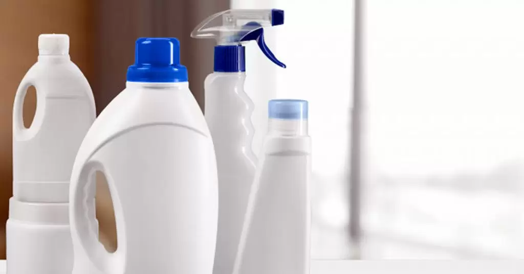 Prodotti per la casa, la pulizia e i prodotti chimici in un secchio per  lavori di assistenza domiciliare e per la pulizia primaverile. Macro di  detergente con spray detergente, bottiglie e strumenti