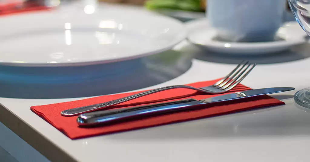 ¿Dónde colocar el pan en mesa para desayuno?