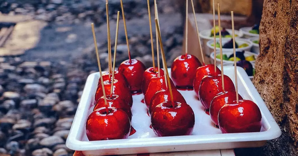 Paso a paso para hacer manzanas de feria de caramelo