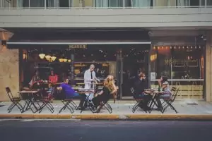 Allestire una terrazza per un bar: come rendere l’investimento redditizio?